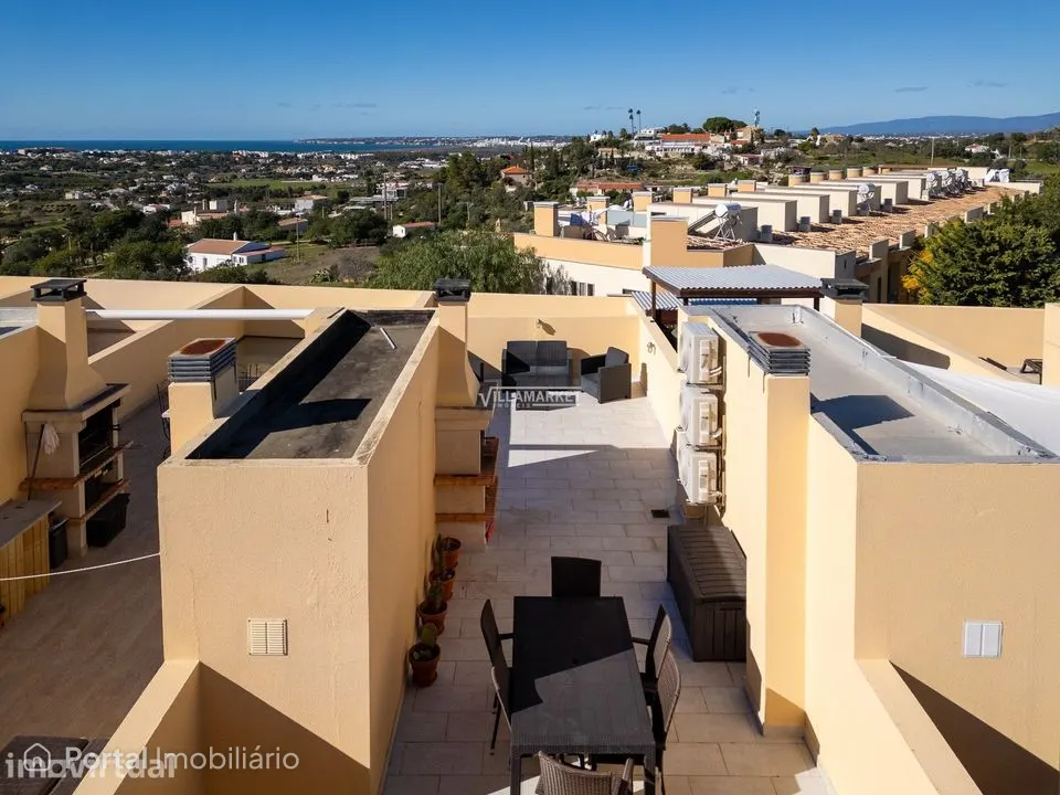 Moradia V2 com AL e Roof Top com vista mar inserida em condomínio com