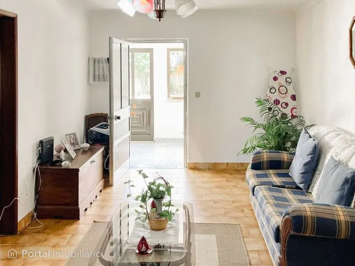 Moradia T4 inserida num extenso lote de 8.415 m²