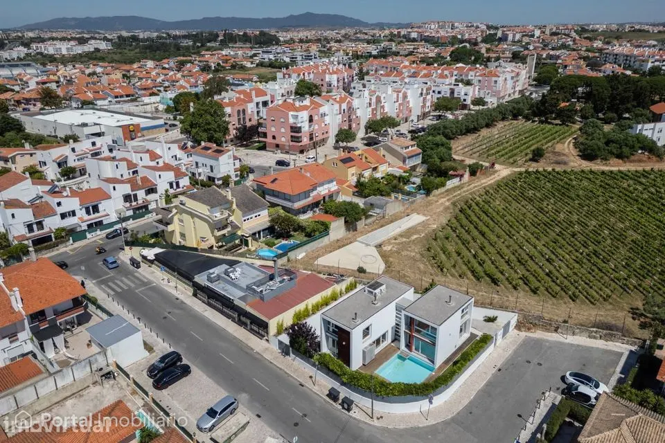 Moradia T4 com Piscina e Jardim — Carcavelos