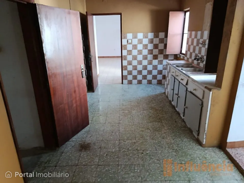 Moradia T2 com garagem e logradouro no centro de Alvito