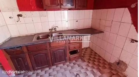 Moradia V3 da banca composta por 2 pisos situada na Bairro da Esperanç