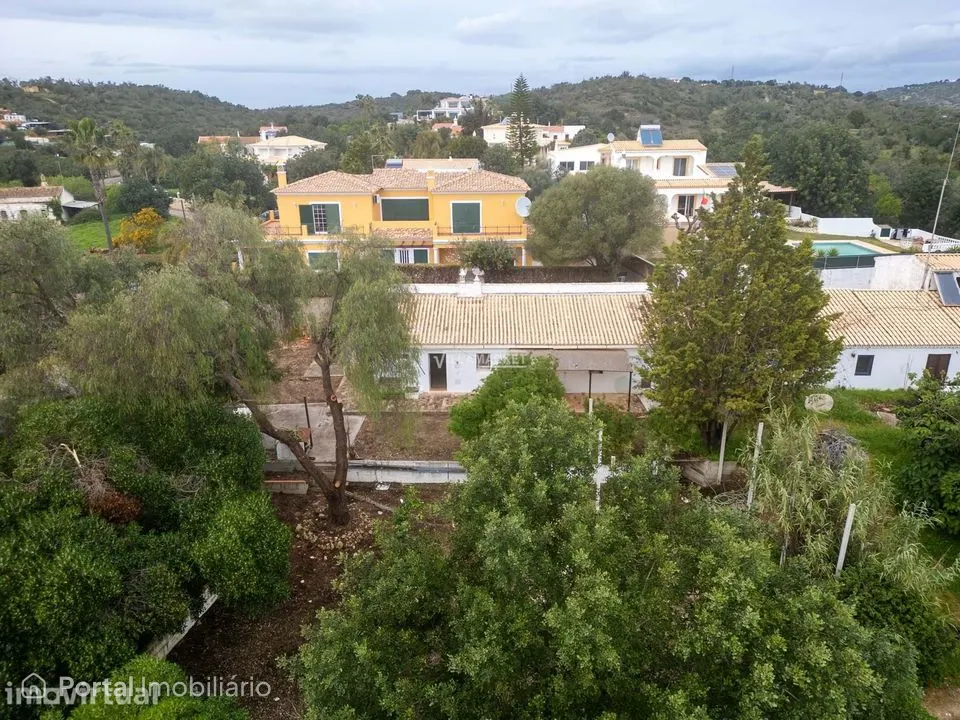 Moradia geminada V3 + 1 inserida num terreno com 651 m2 situada na Pat