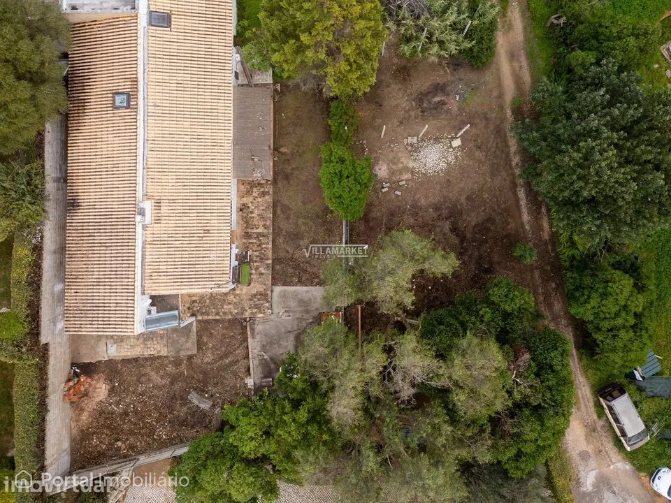 Moradia geminada V3 + 1 inserida num terreno com 651 m2 situada na Pat