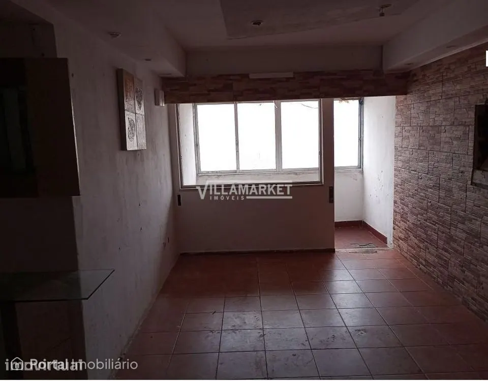 Apartamento T3 da banca inserido no 3º andar do nº 10 da Rua do Moinho