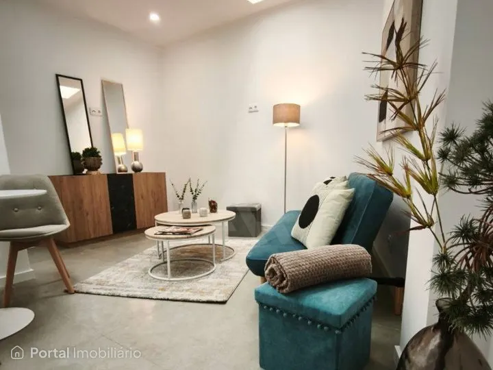 Apresentamos este apartamento T3 totalmente renovado em Benfica