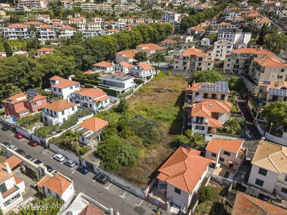 Terreno com projeto aprovado para quatro moradias de luxo com...