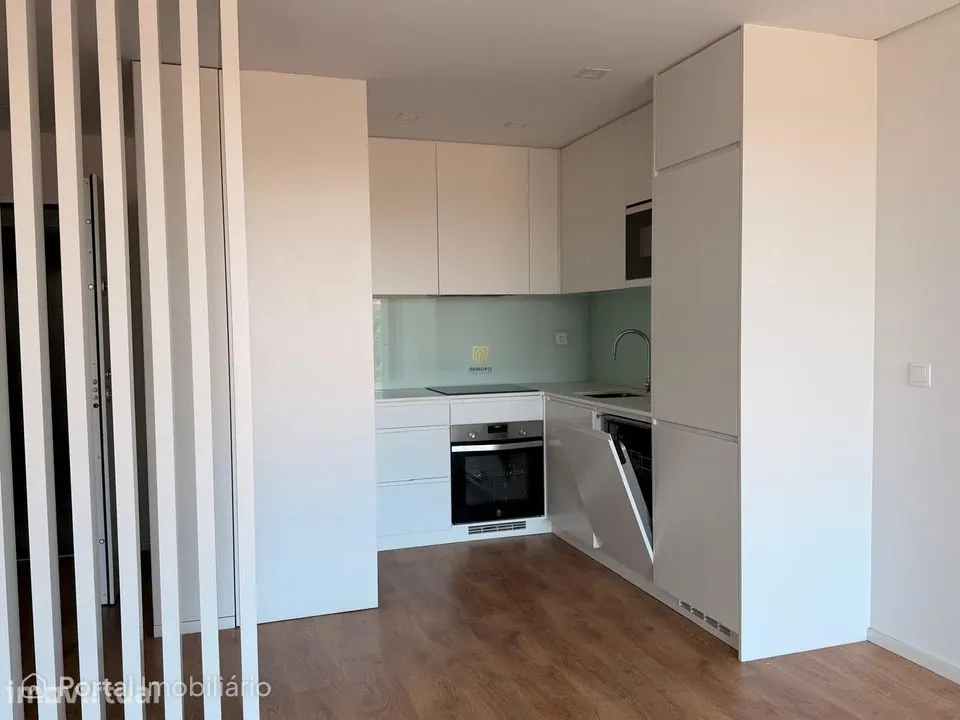 T1 Moderno para Arrendamento no Porto | Varanda e Lugar de Garagem | J