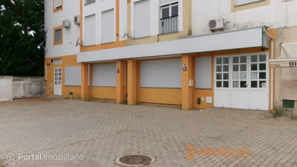 Duas frações 'A' e 'B' destinado a comércio/serviços