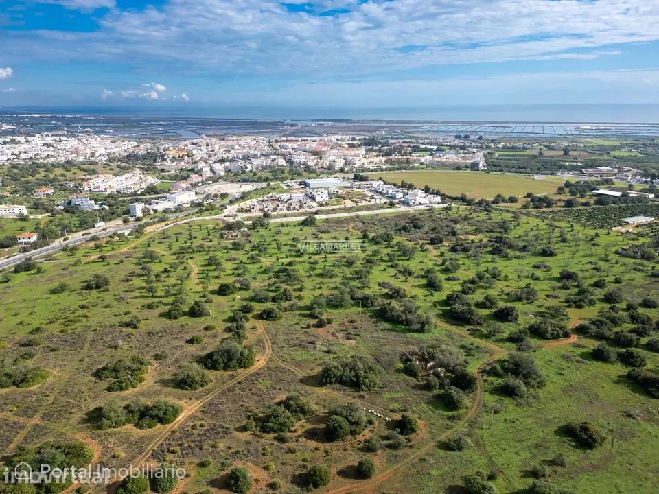 Terreno urbano com 21,8 hectares situado na ligação entre a A22 e o ce