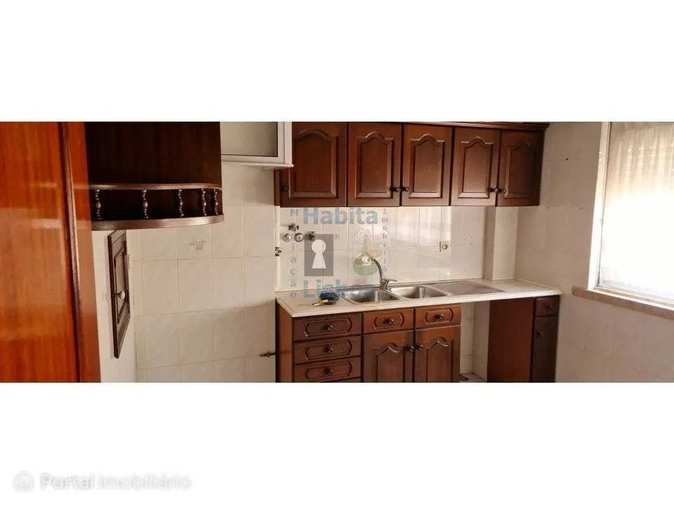 Apartamento com 4 assoalhadas, Junto ao Metro da Pontinha.