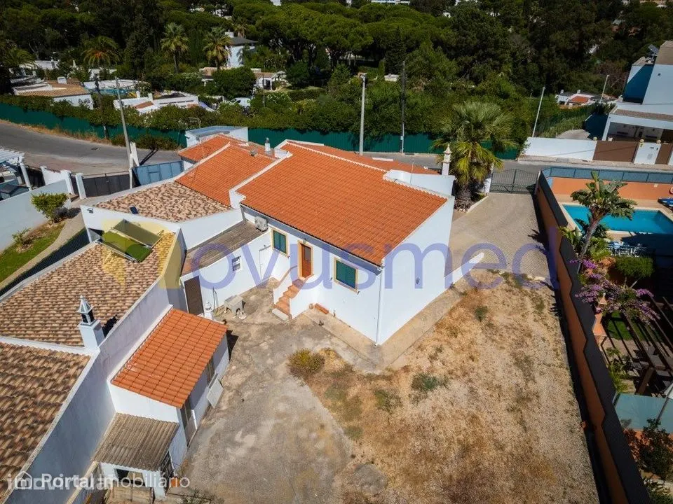 Moradia térrea geminada com 2 quartos, com terreno, em Albufeira