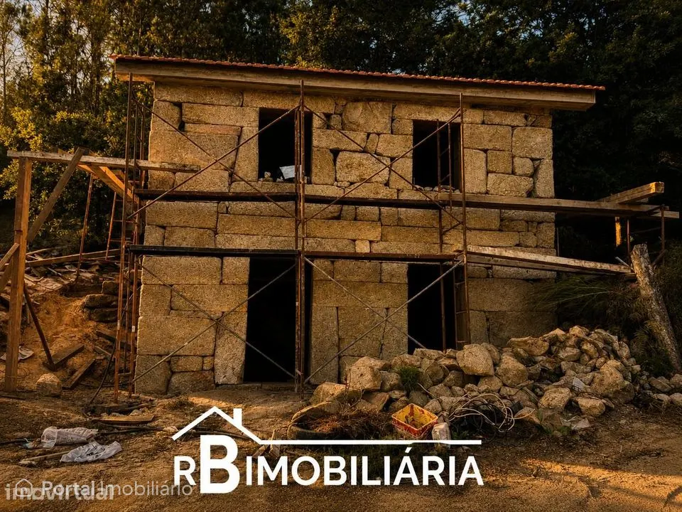 Moradia V2 em Pedra com Vista sobre a Albufeira de Ribeiradio – Sejães