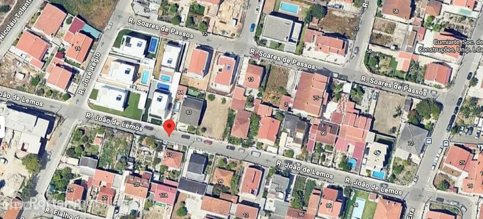 Terreno urbano situado numa zona tranquila e bem servida da Charneca d