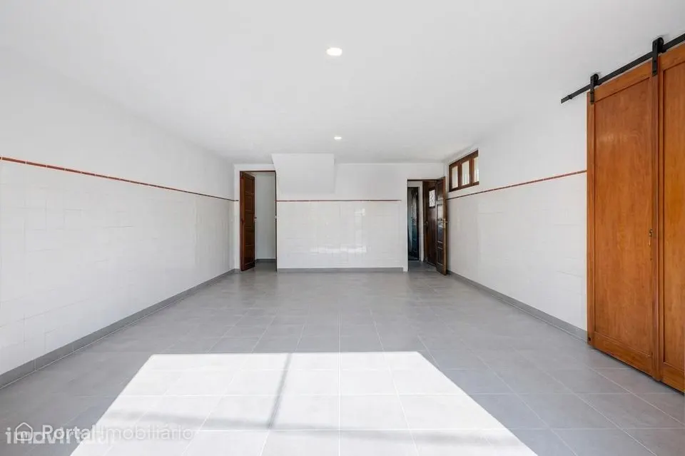 Moradia de 3 Pisos com Quintal para Remodelação em Vila Nova de Gaia