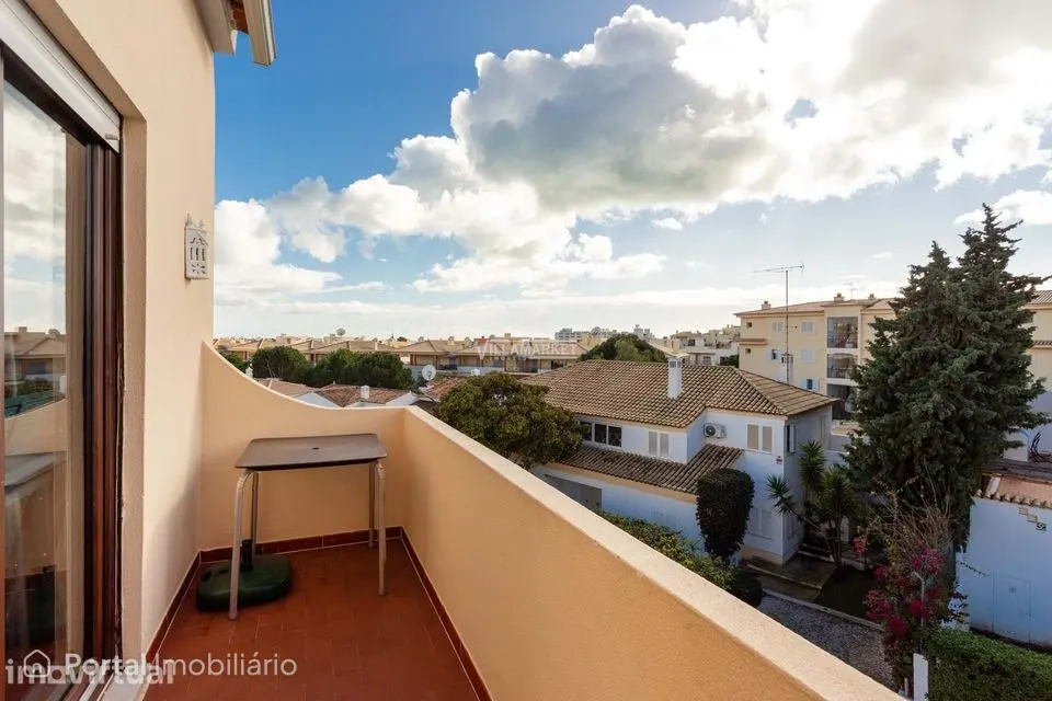 Apartamento T1 + 1 remodelado com parqueamento e arrecadação situado