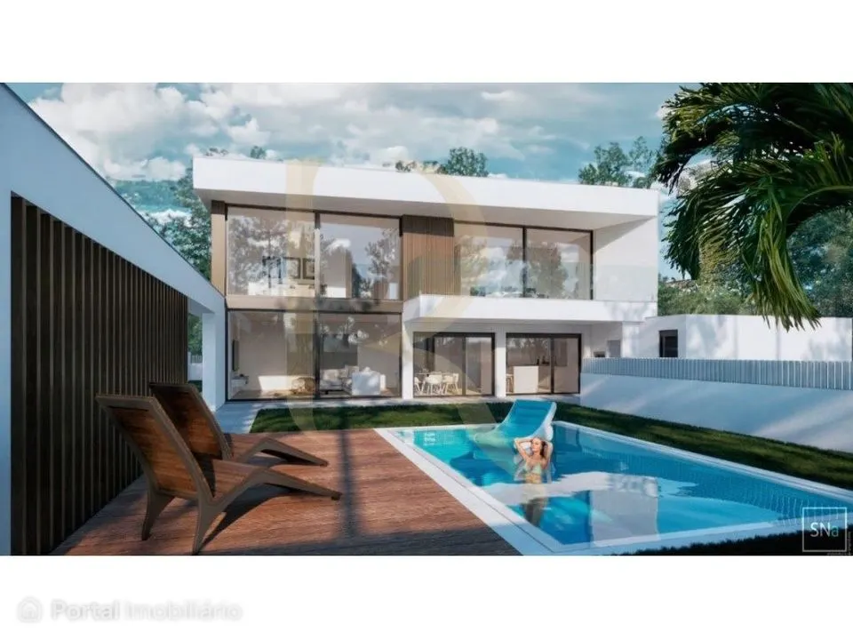 Moradia T4 isolada com piscina, churrasqueira e garagem na Aroeira