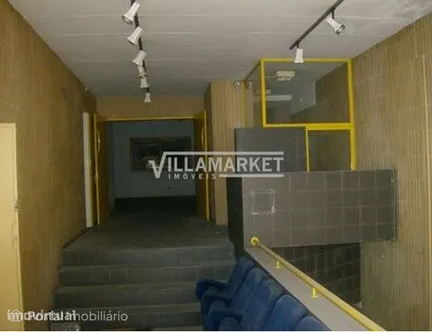 Loja da banca com 458 m2 composta por 2 Pisos e Armazém situada na Est