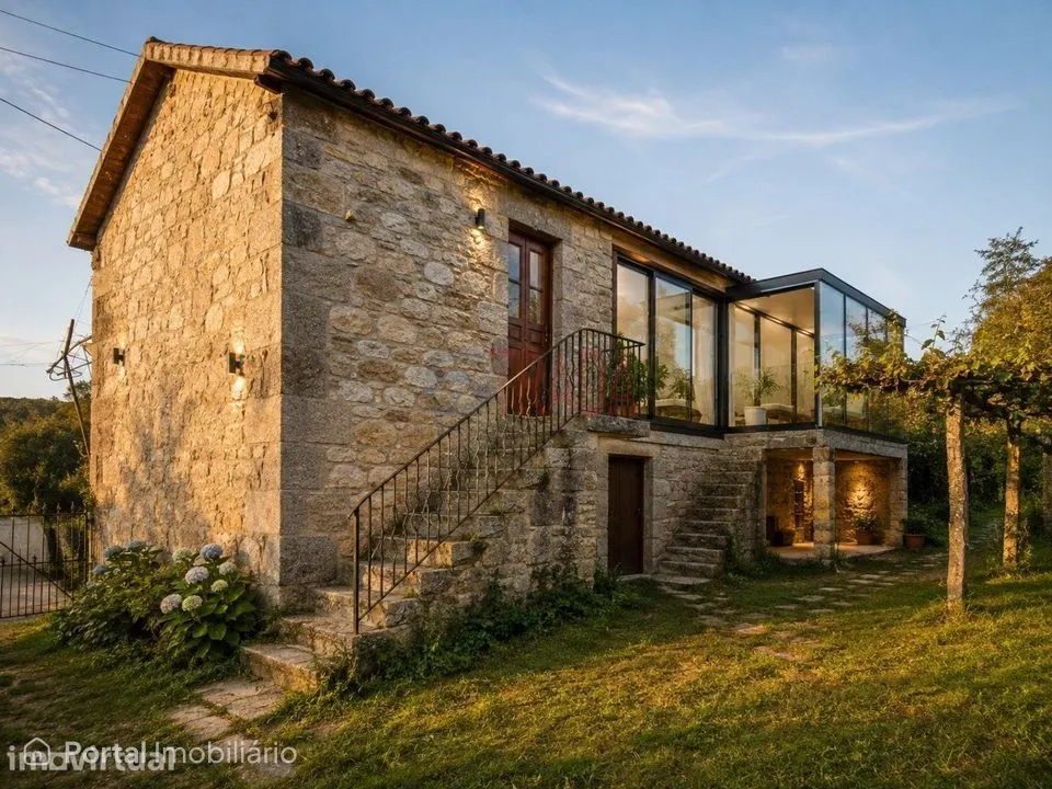 Moradia em Pedra para Restauro com 1.842 m² de Terreno | Duas Igrej...