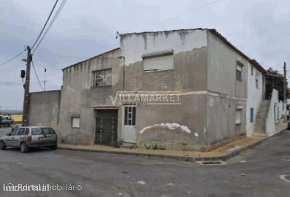 Moradia V3 da banca composta por 2 pisos situada na Bairro da Esperanç