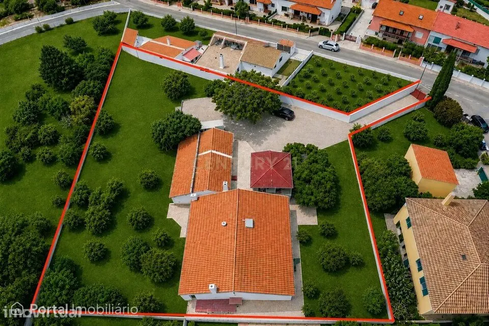 Moradia com 2 apartamentos T3 e terreno de 2022 m² (Quinta do Anjo), n