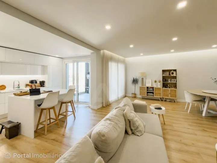 Apartamento T3 contemporâneo em Porto Salvo
