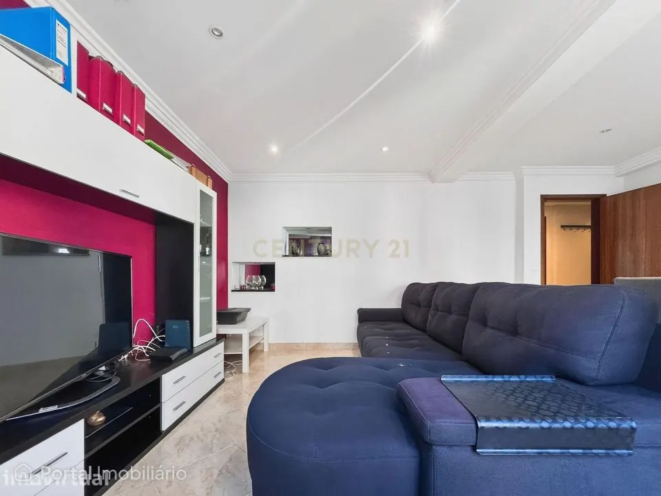 Apartamento T3 duplex com excelente distribuição de espaços, localizad