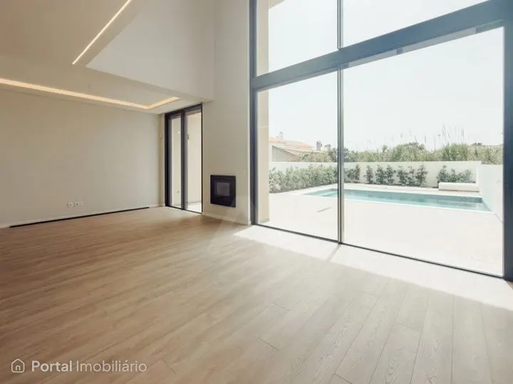 Moradias T4 de luxo localizadas numa zona nobre e em expansão de Cascais