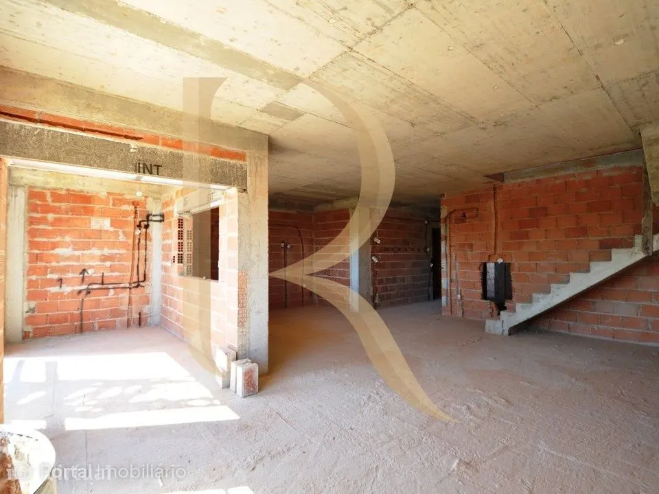 Apartamento novo duplex T3+2 com garagem, elevador e varandas em Va...