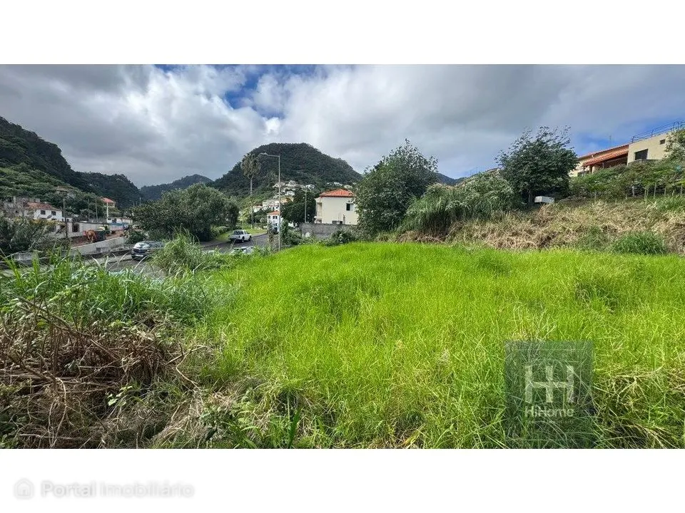 Terreno com 560 m2 em Machico