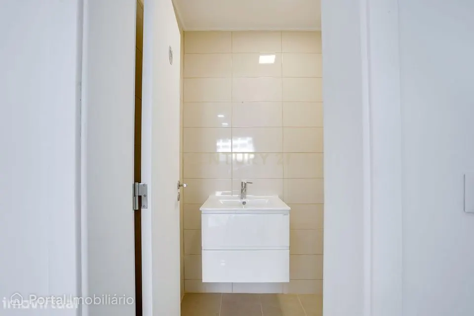 Loja comercial na Avenida Elias Garcia- Lisboa
