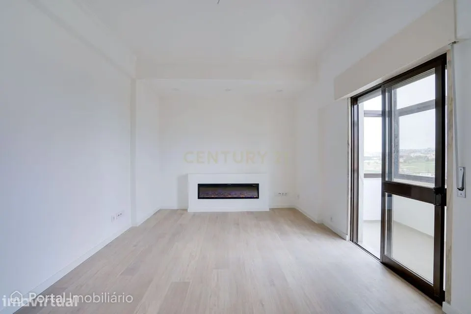 Apartamento Renovado T3 em Camarate, com Vista Panorâmica