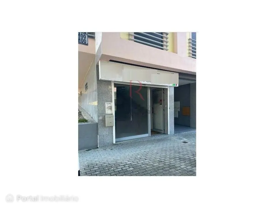 Loja com saída de fumos em Corroios