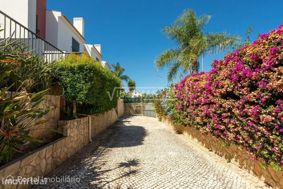 Fantástica Moradia T3 Totalmente Remodelada com Rooftop e Piscina na G