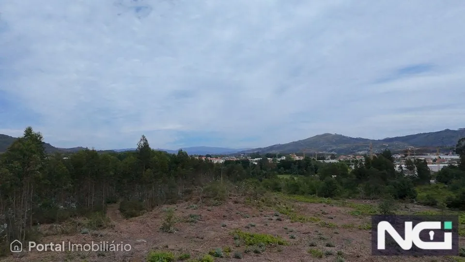 Terreno industrial com 17.000 m2 Terreno Industrial com cerca de 17.000 m²