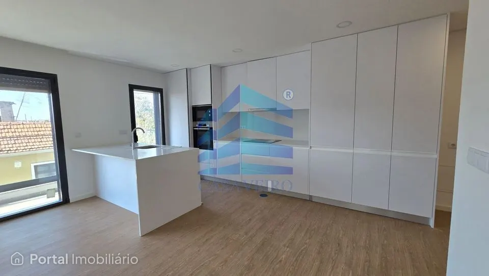 Apartamento T3 com Varandas no centro de Esgueira