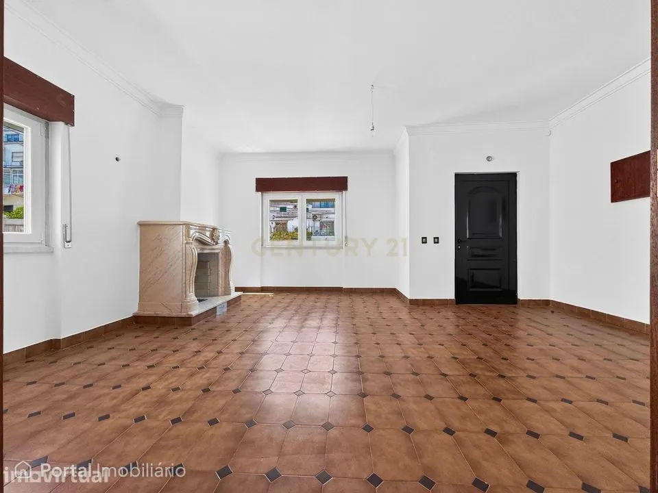 Moradia T4 com Sótão Amplo e Excelente Potencial | Charneca da Caparic