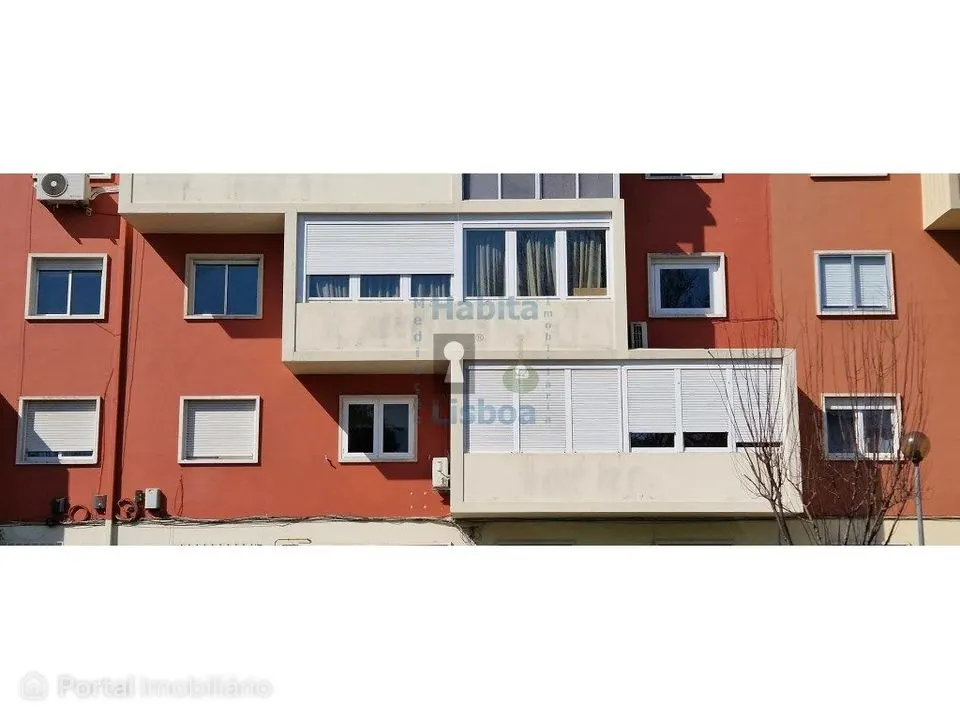 Apartamento com 4 assoalhadas, Junto ao Metro da Pontinha.