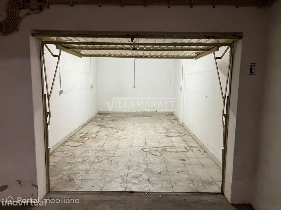 Garagem de tipo box fechada com 21 m2 inserida na cave do Edifico Cris
