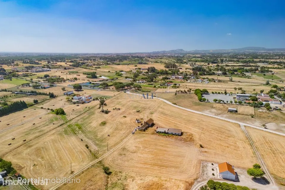 Terreno com 35000 m2 e moradia para reconstruir no Montijo