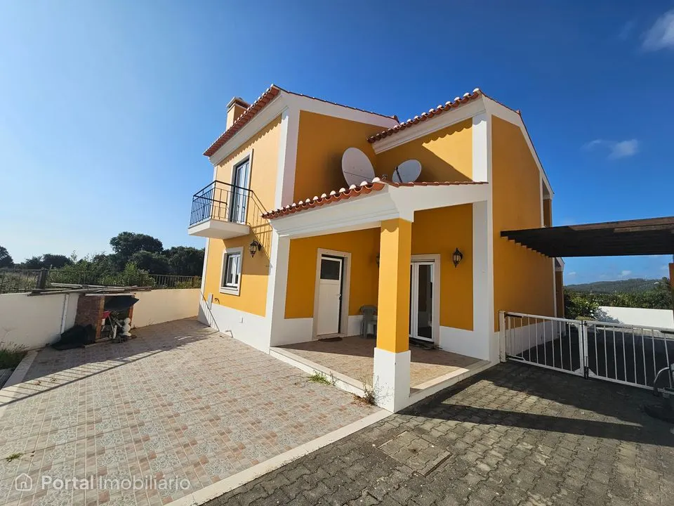 Moradia T4 com Piscina, Jardim e Vistas de Campo a 3 km da Praia de São Martinho do Porto