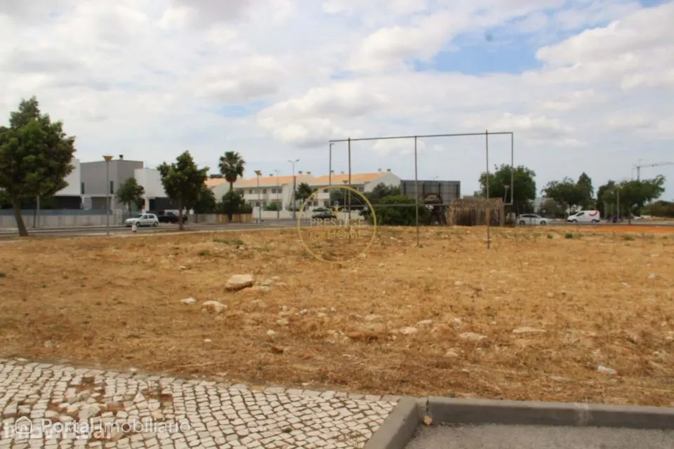Amplo Lote de terreno situado na Urbanização de Vale de Rãs em Loulé d