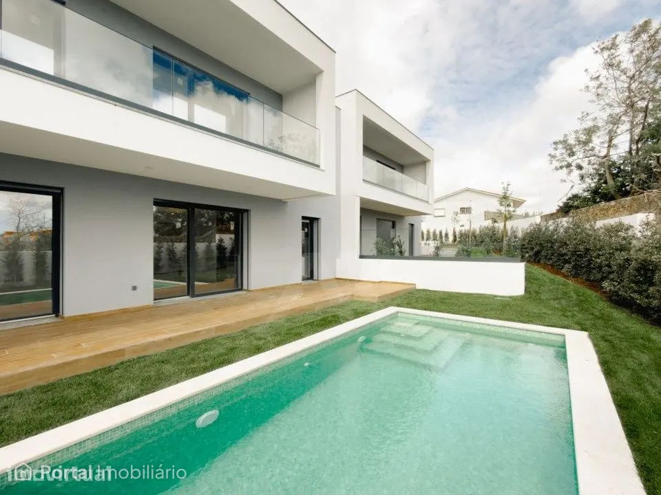 Moradia T4 em Manique com piscina e jardim privativos em condomínio...