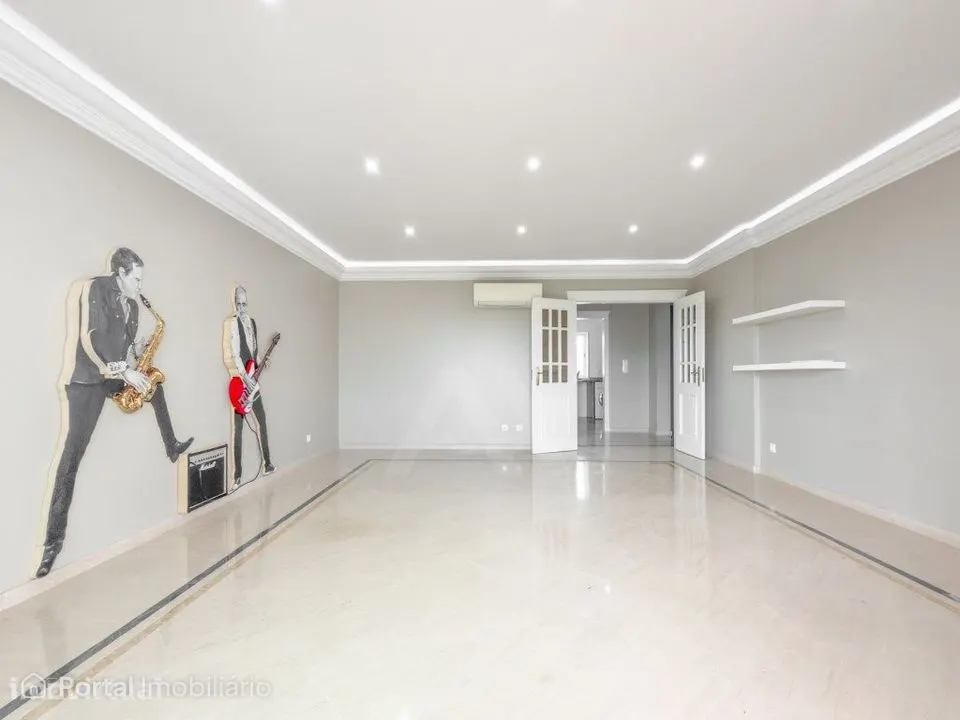 Apartamento T3 duplex em Cascais com vista mar e 2 garagens