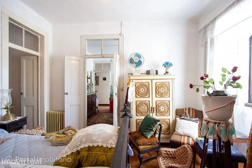 Propriedade com Casa Antiga para Remodelação Total + Terreno Rústico
