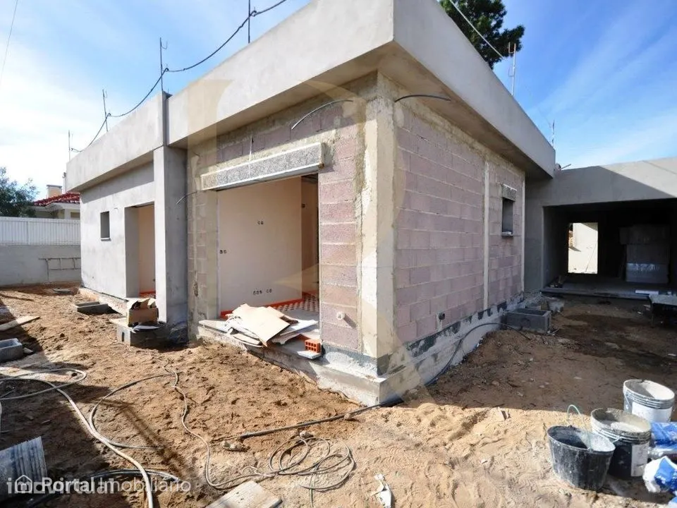 Moradia isolada térrea T3 com piscina e garagem em Azeitão