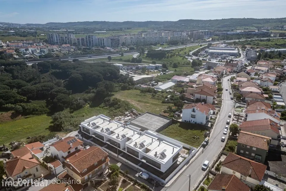 Moradia T4 com Acabamentos Premium — Fanqueiro, Loures