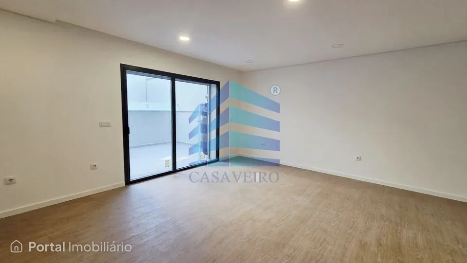 Apartamento T2 com Terraço no centro de Esgueira