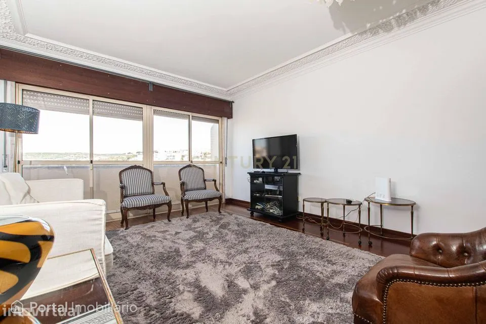 T4 Duplex com Vista Desafogada e Garagem | Linda-a-Velha