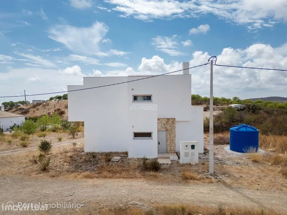 VILLA V3 composta por 2 andares com 435 m2 de terreno situada em Cotov