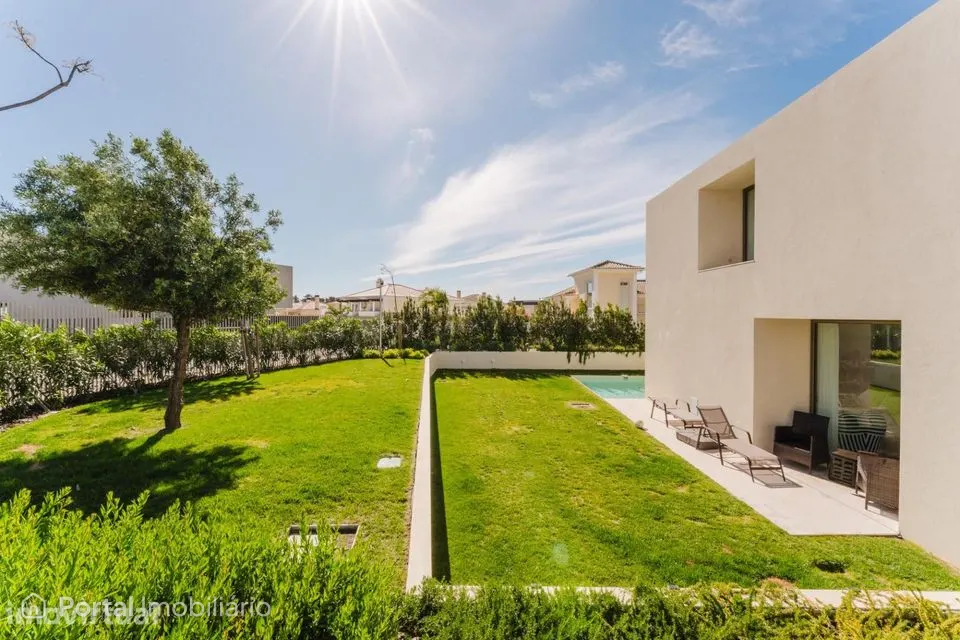 Moradia T4 de Luxo com Piscina Privativa e Sauna na Guia, Cascais